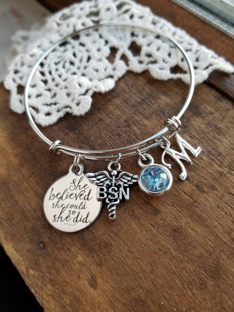 Bsn Abschlussgeschenk Für Krankenschwester, Personalisiertes Armband, Bsn Bettelarmband, Geburtssteinarmband, Sie Glaubte, Könnte Also Bangle von LuxedesignsbySarah