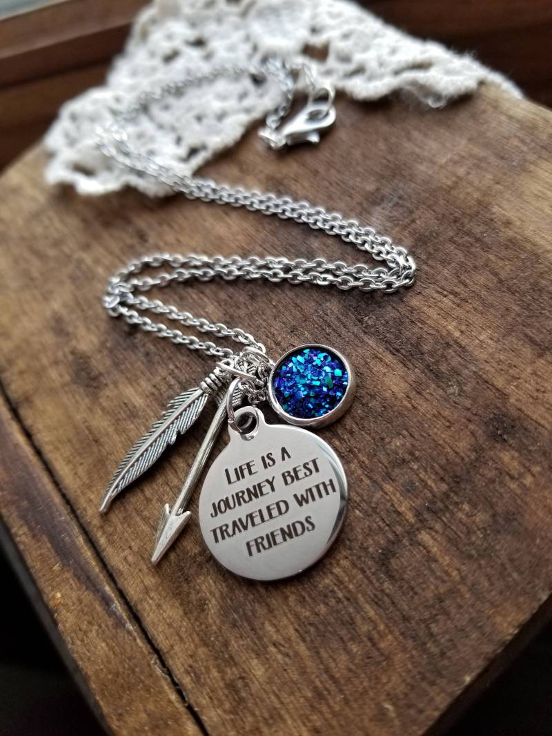 Geschenk Für Beste Freundin, Das Leben Ist Eine Reise Halskette, Langstrecken Freundschaftsgeschenk, Freundschaftskette, Boho Schmuck, Lange Feder Geschenk Für Beste Freundin, Das Leben Ist Eine Reise Halskette, Langstrecken Freundschaftsgeschenk, Freundschaftskette, Boho Schmuck, Lange Feder von LuxedesignsbySarah