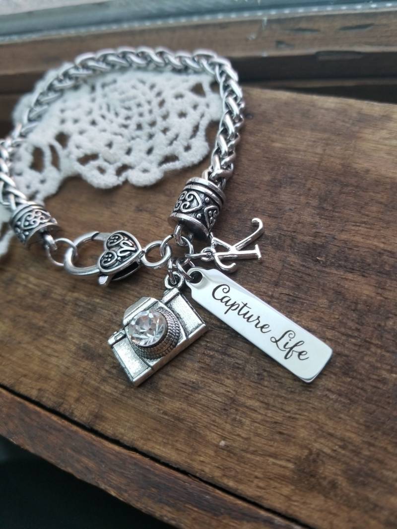 Geschenk Für Den Fotografen, Fangen Sie Das Leben Armband, Kamera Bettelarmband, Fotografie Personalisierte Bettelarmband von LuxedesignsbySarah