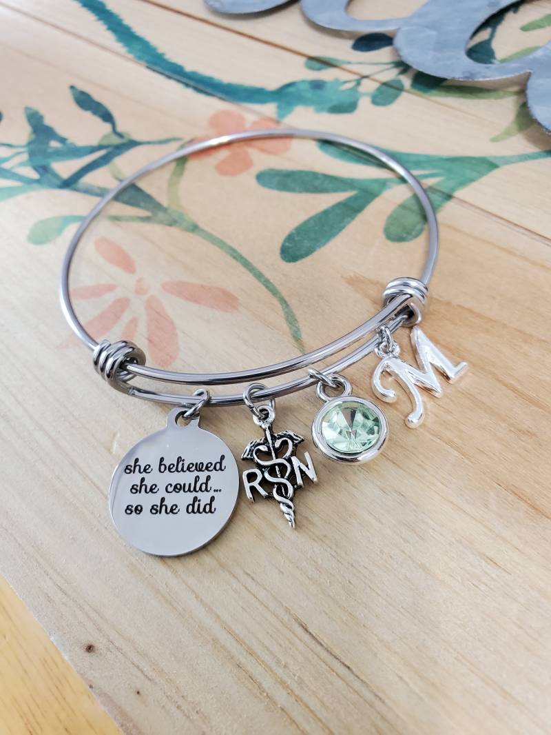 Geschenk Für Eine Krankenschwester, Krankenschwester Abschlussgeschenk, Rn Bettelarmband, Personalisierter Schmuck von LuxedesignsbySarah
