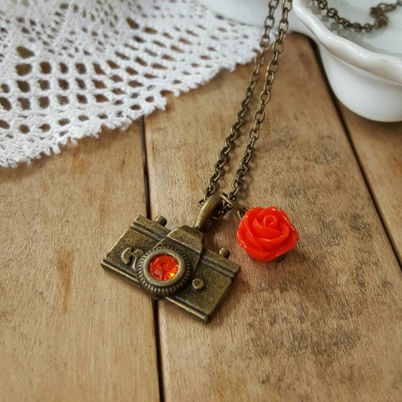 Geschenk Für Fotografen, Kamera Halskette Mit Rote Swarovski Und Rose Verzierung, Fotograf Geschenk, Schmuck, Anhänger von LuxedesignsbySarah