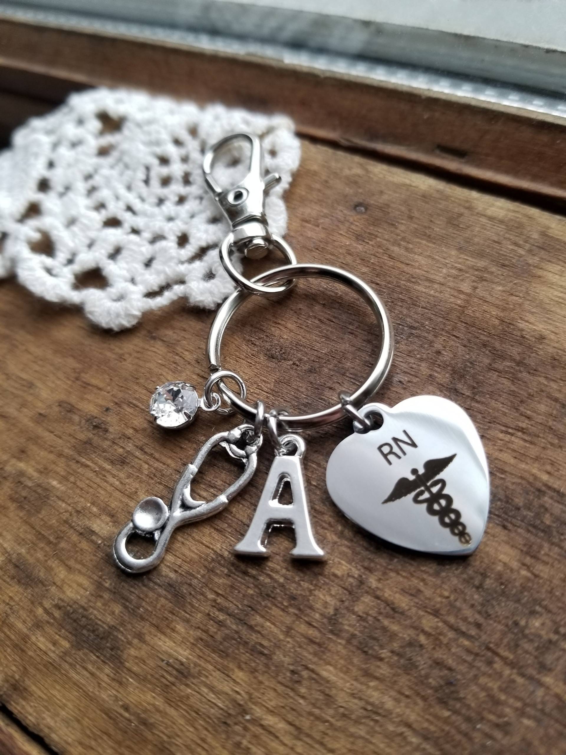 Geschenk Für Krankenschwester, Abschlussgeschenk Krankenschwester Graduierung Geschenk, Rn-Schlüsselanhänger, Eingetragene Geschenke, Wertschätzung Geschenk Für Krankenschwester, Abschlussgeschenk Krankenschwester Graduierung Geschenk, Rn-Schlüsselanhänger, Eingetragene Geschenke, Wertschätzung von LuxedesignsbySarah