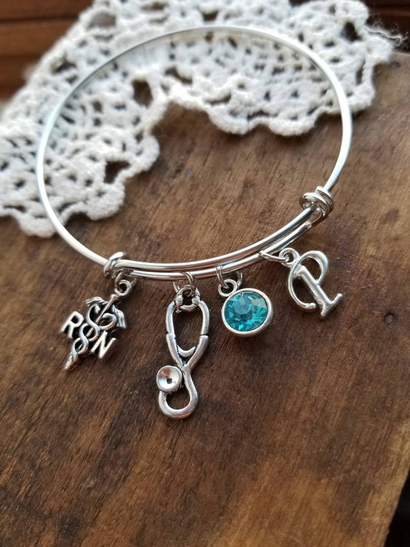 Geschenk Für Krankenschwester, Personalisiertes Armband, Rn Bettelarmband, Geburtsstein Silbernes Anfangsarmband, Krankenschwester Charm Armband Geschenk Für Krankenschwester, Personalisiertes Armband, Rn Bettelarmband, Geburtsstein Silbernes Anfangsarmband, Krankenschwester Charm Armband von LuxedesignsbySarah