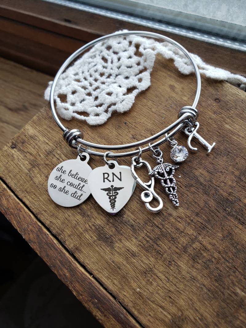 Geschenk Für Krankenschwester, Rn Krankenschwester Abschlussgeschenk, Sie Glaubte, Könnte So Tun Charm Armband, Zum Abschluss von LuxedesignsbySarah