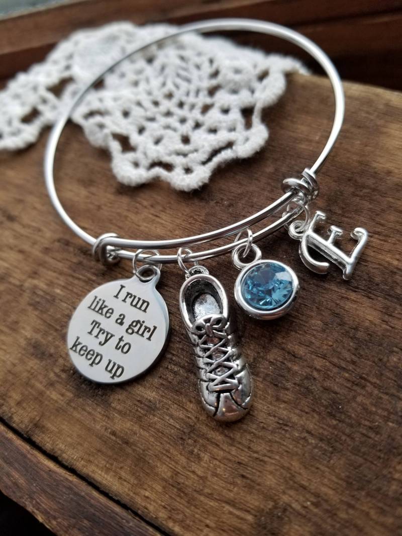 Geschenk Für Läufer, Cross Country Läufer Geschenk, Ich Laufe Wie Ein Mädchen Versuche Schritt Zu Halten Armband, Personalisiertes Einen Sportler von LuxedesignsbySarah