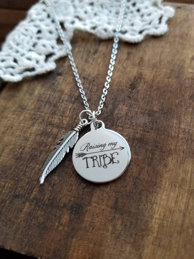 Geschenk Für Mama, Anhebung Meines Stammes, Mutter Geschenk, Mein Stamm, Bohohalskette, Neue Mutter, Druckknopf Vorhanden, Mama-Anhänger Geschenk Für Mama, Anhebung Meines Stammes, Mutter Geschenk, Mein Stamm, Bohohalskette, Neue Mutter, Druckknopf Vorhanden, Mama-Anhänger von LuxedesignsbySarah