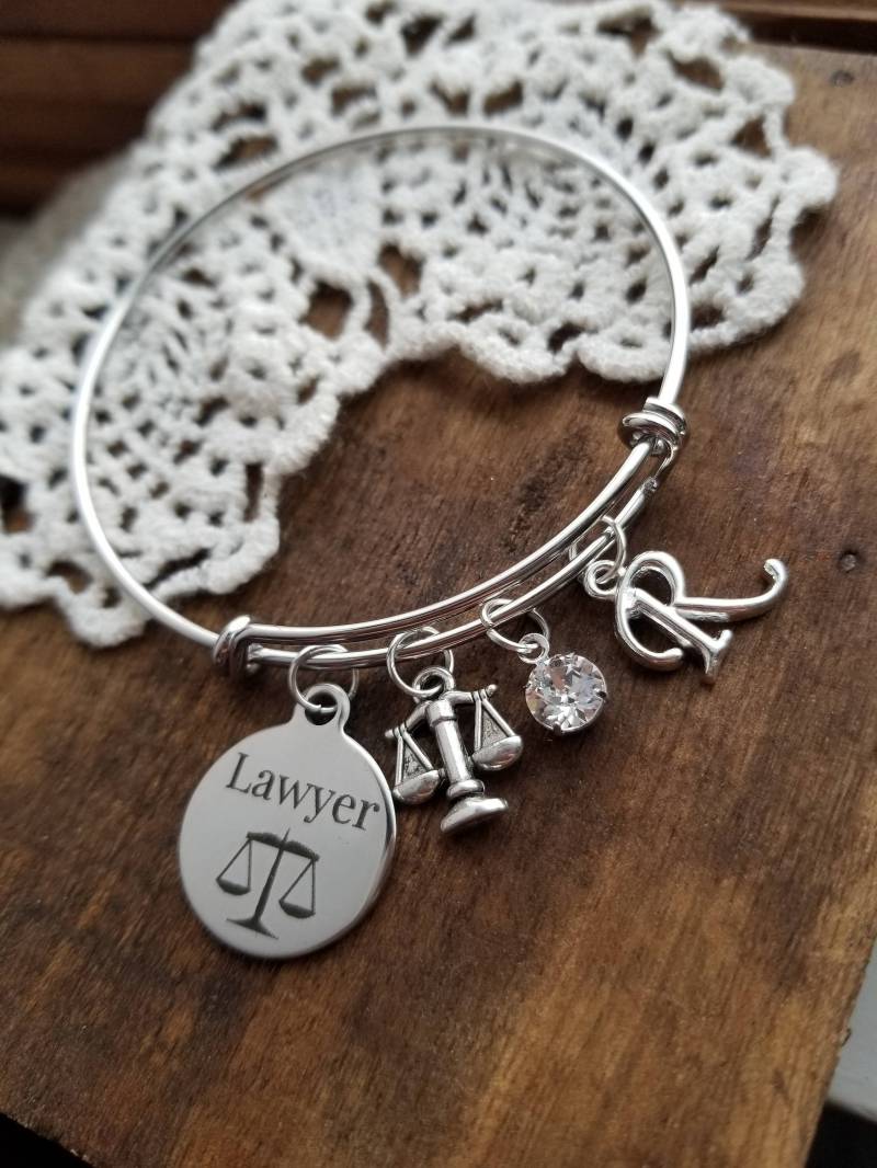 Geschenk Für Rechtsbeistand, Schulabschluss Einen Anwalt, Anwaltsgeschenke, Anwalt Charm Armband, Personalisiertes Personalisierter Armreif Geschenk Für Rechtsbeistand, Schulabschluss Einen Anwalt, Anwaltsgeschenke, Anwalt Charm Armband, Personalisiertes Personalisierter Armreif von LuxedesignsbySarah