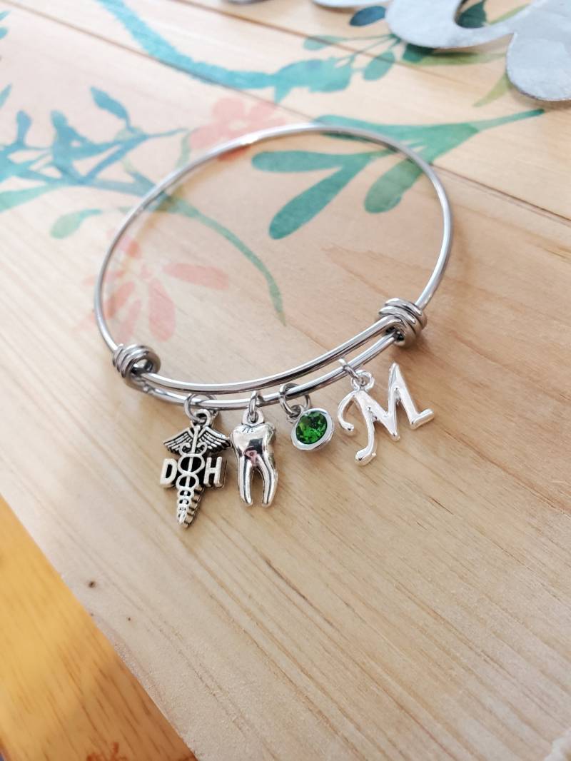 Geschenk Für Zahnhygieniker, Mundhygieniker-Bettelarmband, Abschlussgeschenk Einen Zahnarzt, Dh-Armband, Personalisierter Armreif Mit Geburtsstein von LuxedesignsbySarah