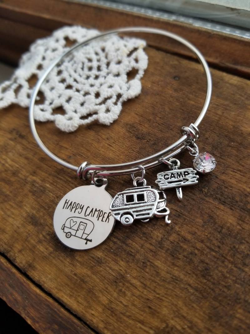Glückliches Camper Bettelarmband Camping Geschenk, Geschenk Für Scout Mama Bettelarmband, Armband Armband, Urlaub Schmuck Glückliches Camper Bettelarmband Camping Geschenk, Geschenk Für Scout Mama Bettelarmband, Armband Armband, Urlaub Schmuck von LuxedesignsbySarah