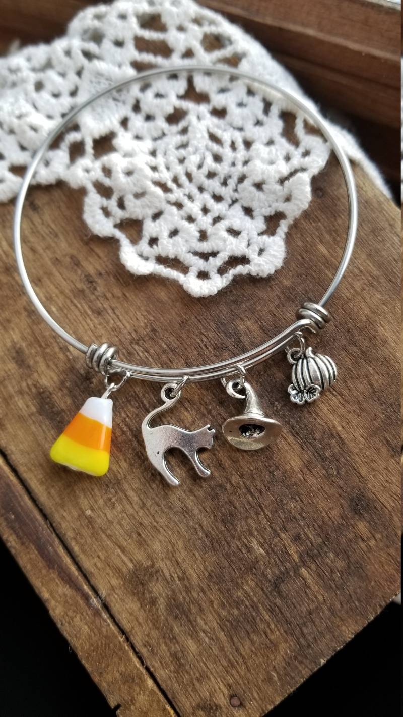 Halloween Armband, Kürbis Armband Mit Katze, Hexen Hut Herbst Schmuck, Candy Corn Schmuck von LuxedesignsbySarah