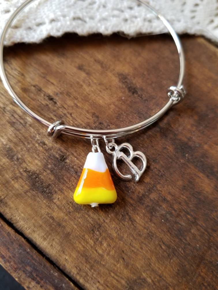 Halloween Schmuck, Candy Corn Armband, Charm Personalisierter Herbstschmuck von LuxedesignsbySarah