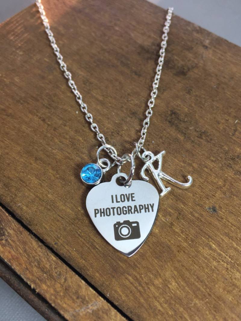 Kamera, Birthstone Halskette, Personalisierte Kamera Kette, Geschenk Für Fotografen, Ich Liebe Fotografie, Erste Halskette von LuxedesignsbySarah