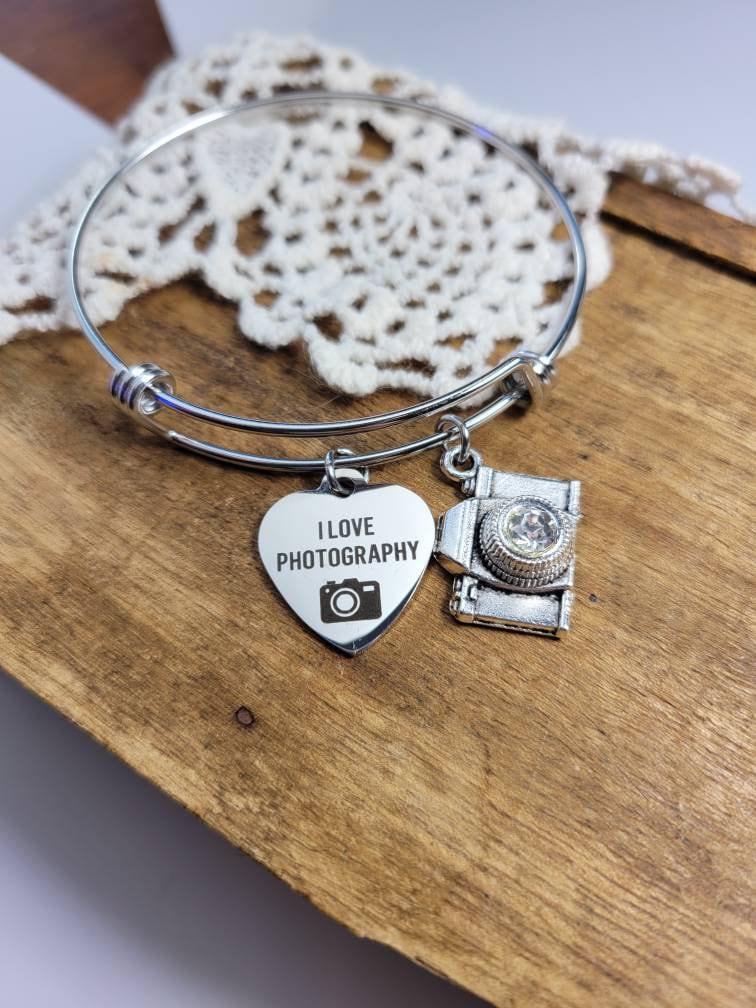 Kamera Charm Armreif, Geschenk Für Fotografen, Kameraarmband Geschenk, Fotoarmband, Personalisierte Fotografie Armband, C Kamera Charm Armreif, Geschenk Für Fotografen, Kameraarmband Geschenk, Fotoarmband, Personalisierte Fotografie Armband, C von LuxedesignsbySarah