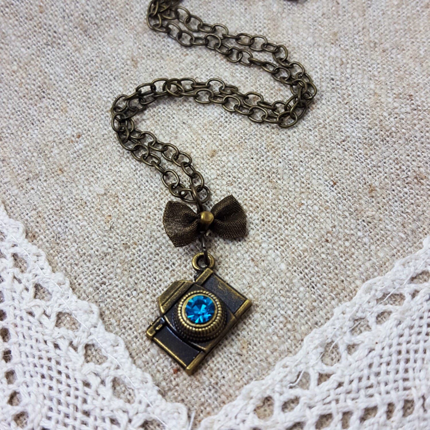 Kamera-Halskette, Fotograf Halskette, Kamera-Charme-Halskette, Foto Geschenk Für Fotografen, Kamera Schleifenkette Kamera-Halskette, Fotograf Halskette, Kamera-Charme-Halskette, Foto Geschenk Für Fotografen, Kamera Schleifenkette von LuxedesignsbySarah