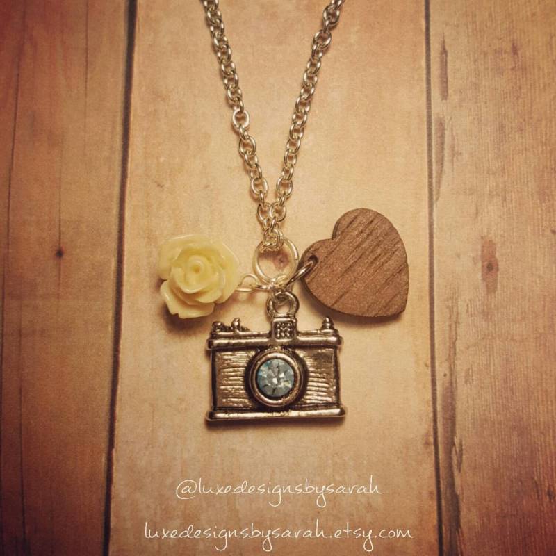 Kamera Halskette, Mit Hellblauen Swarovski Hellblaue Fotografie Geschenk Blume von LuxedesignsbySarah