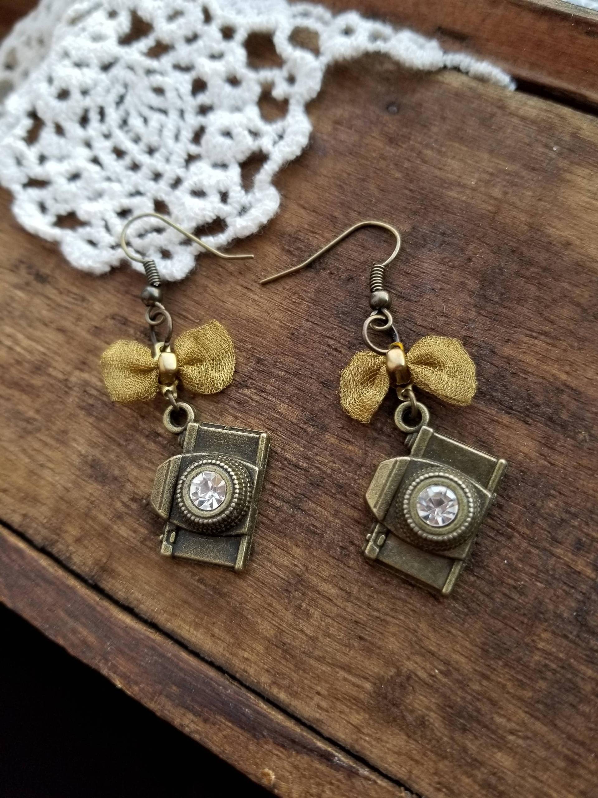 Kamera Ohrringe, Geschenk Für Fotografen, Fotografie Geschenk, Bronze Schmuck, Fotograf Schmuck Kamera Ohrringe, Geschenk Für Fotografen, Fotografie Geschenk, Bronze Schmuck, Fotograf Schmuck von LuxedesignsbySarah
