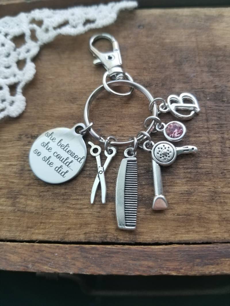 Kosmetik Abschluss Geschenk Für Friseur, Personalisierte Schlüsselanhänger, Friseur Geburtsstein Sie Glaubte, Könnte von LuxedesignsbySarah