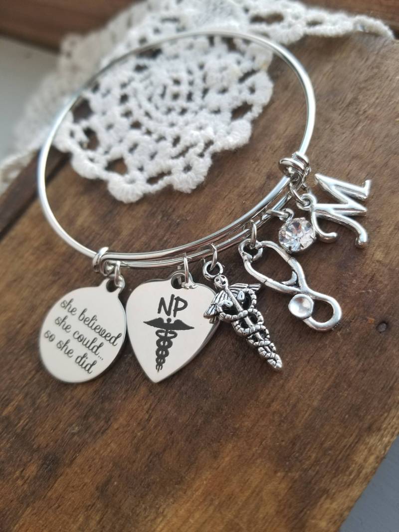 Krankenschwester Abschluss Armband, Geschenk Für Nf, Sie Glaubte Könnte So Tat Charm Zum von LuxedesignsbySarah