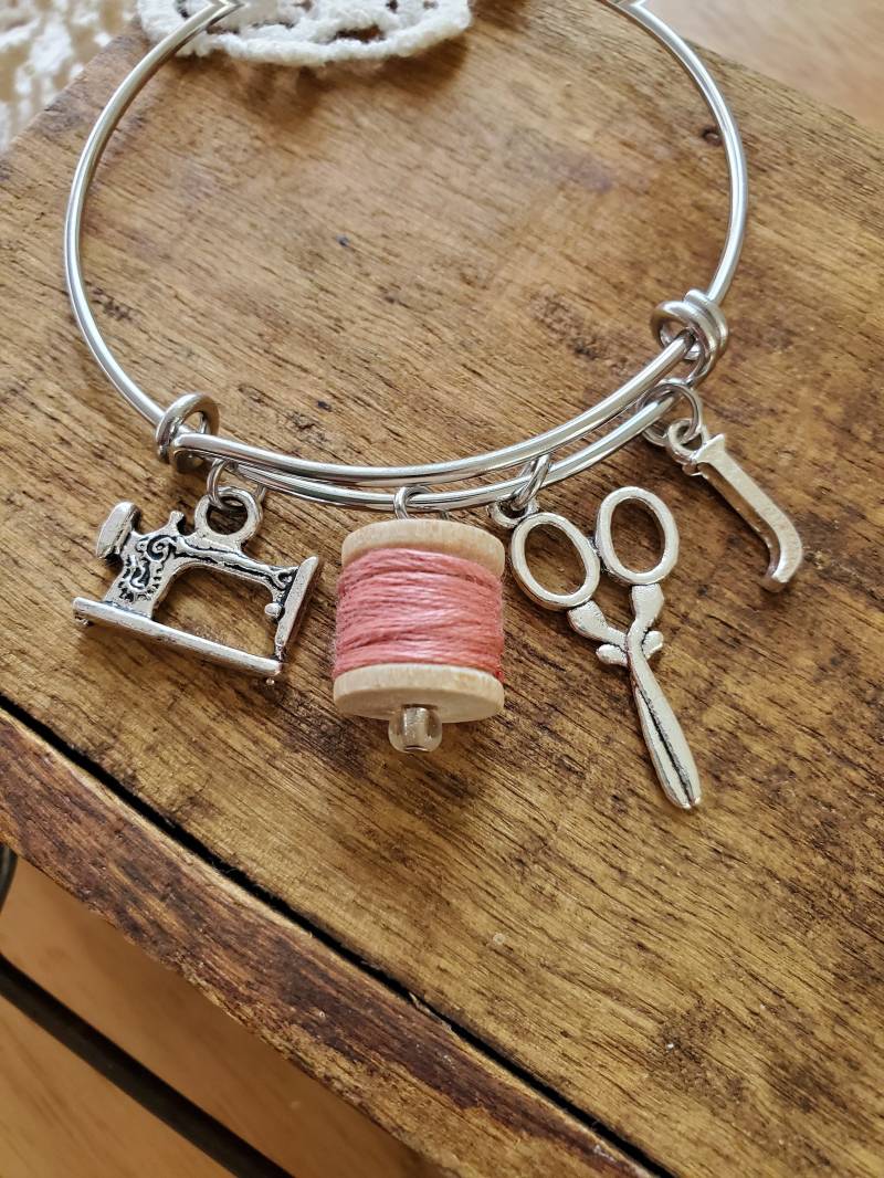 Nähen Charm Armband, Personalisiertes Geschenk Für Quilter, Handwerker, Nähmaschine Bettelarmband, Näherin, Quilting von LuxedesignsbySarah