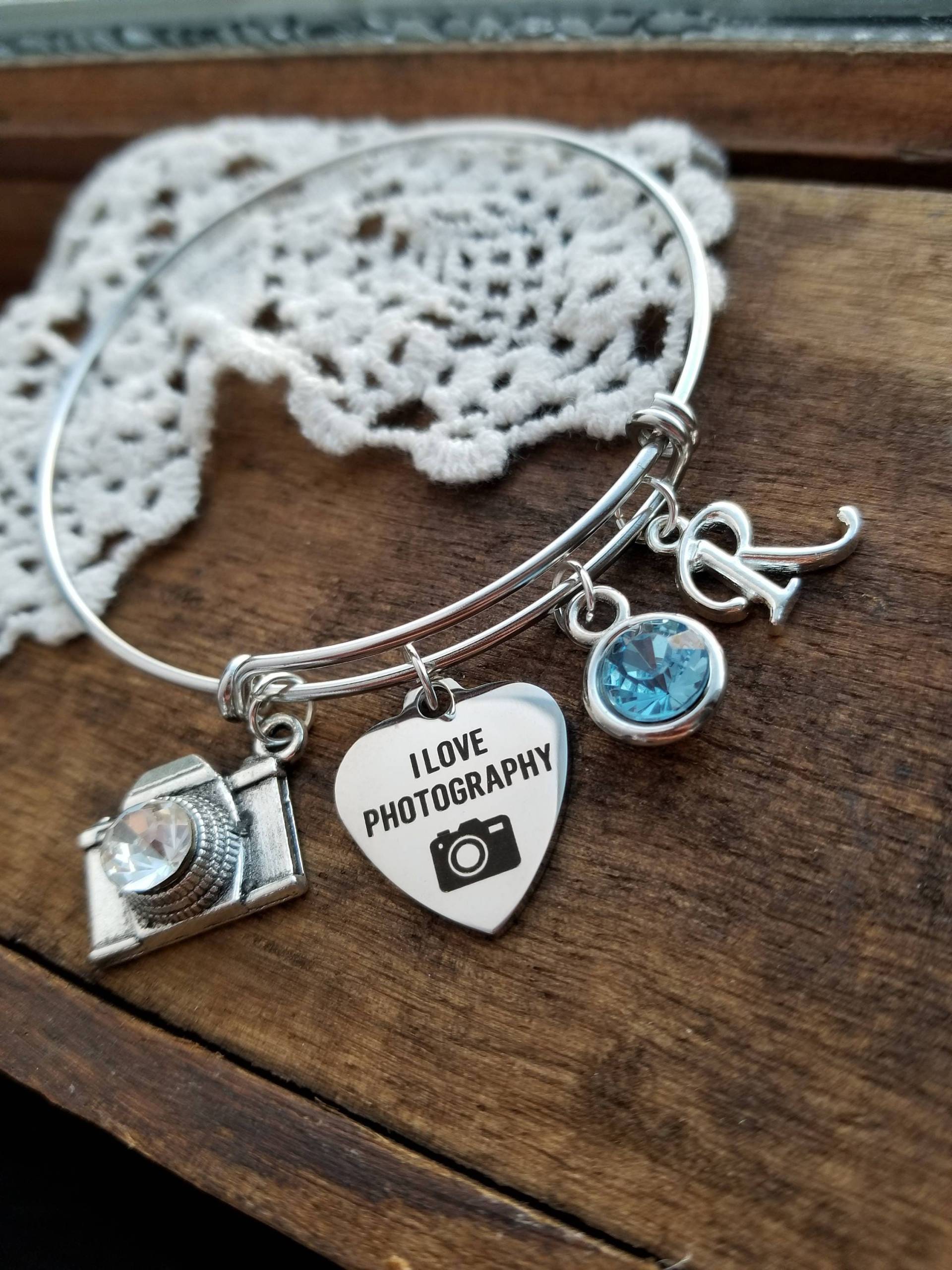 Personalisiertes Geschenk Für Einen Fotografen, Kamera Armband, Armreif, Fotograf Geschenke, Foto Personalisierte Fotografie Armband Personalisiertes Geschenk Für Einen Fotografen, Kamera Armband, Armreif, Fotograf Geschenke, Foto Personalisierte Fotografie Armband von LuxedesignsbySarah