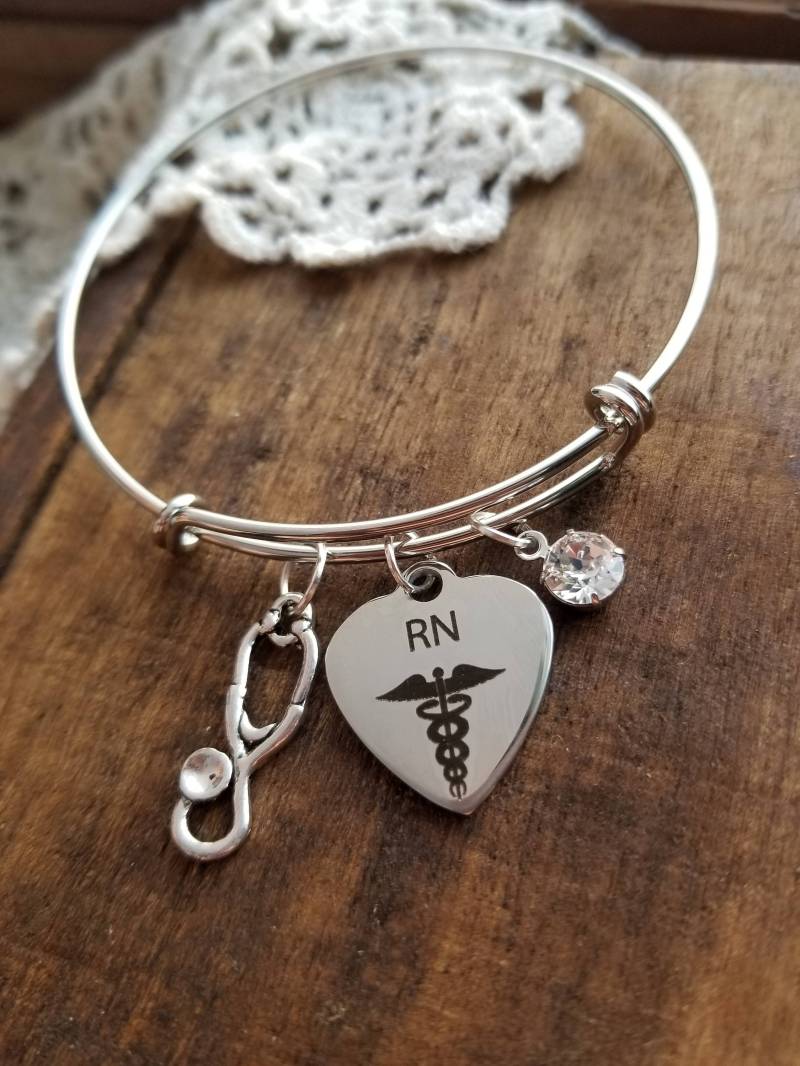 Rn Armreif, Abschlussgeschenk Für Krankenschwester, Krankenschwester Armband, Geschenk, Armband Rn, Der Registrierten von LuxedesignsbySarah