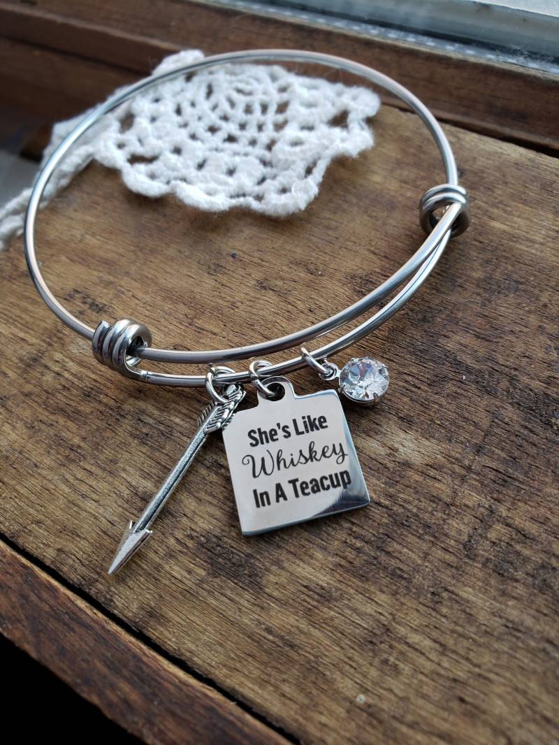 Sie Ist Wie Whisky in Einer Teetasse, Geschenk Für Barkeeper, Zitat Armband, Landmädchen Geschenk, Whiskytrinker, Whiskyschmuck, Alkohol von LuxedesignsbySarah
