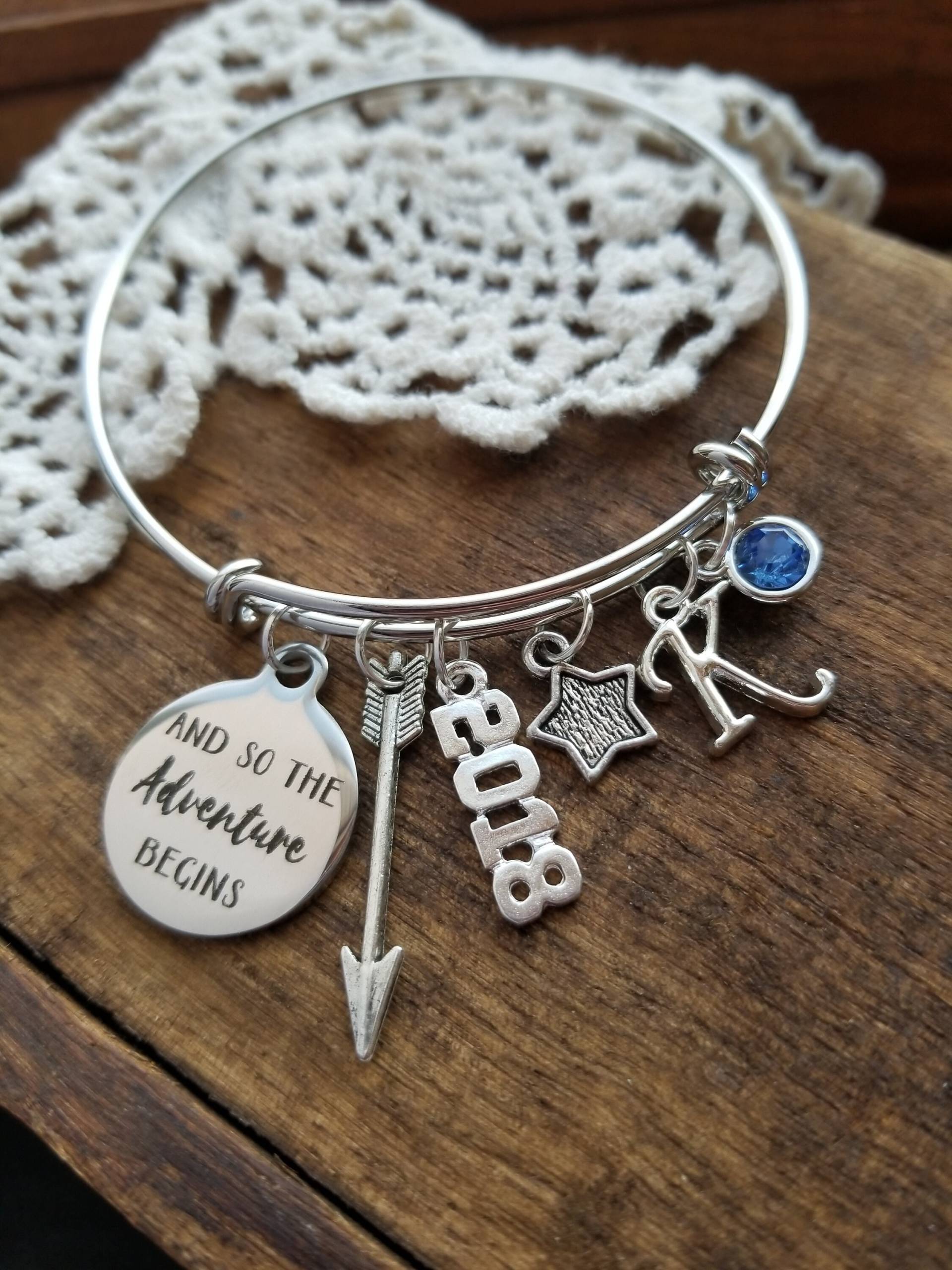 Und So Das Abenteuer, Abschlussgeschenk, Motivierende Schmuck, Graduierung Armband, Personalisiertes Geschenk Beginnt Und So Das Abenteuer, Abschlussgeschenk, Motivierende Schmuck, Graduierung Armband, Personalisiertes Geschenk Beginnt von LuxedesignsbySarah