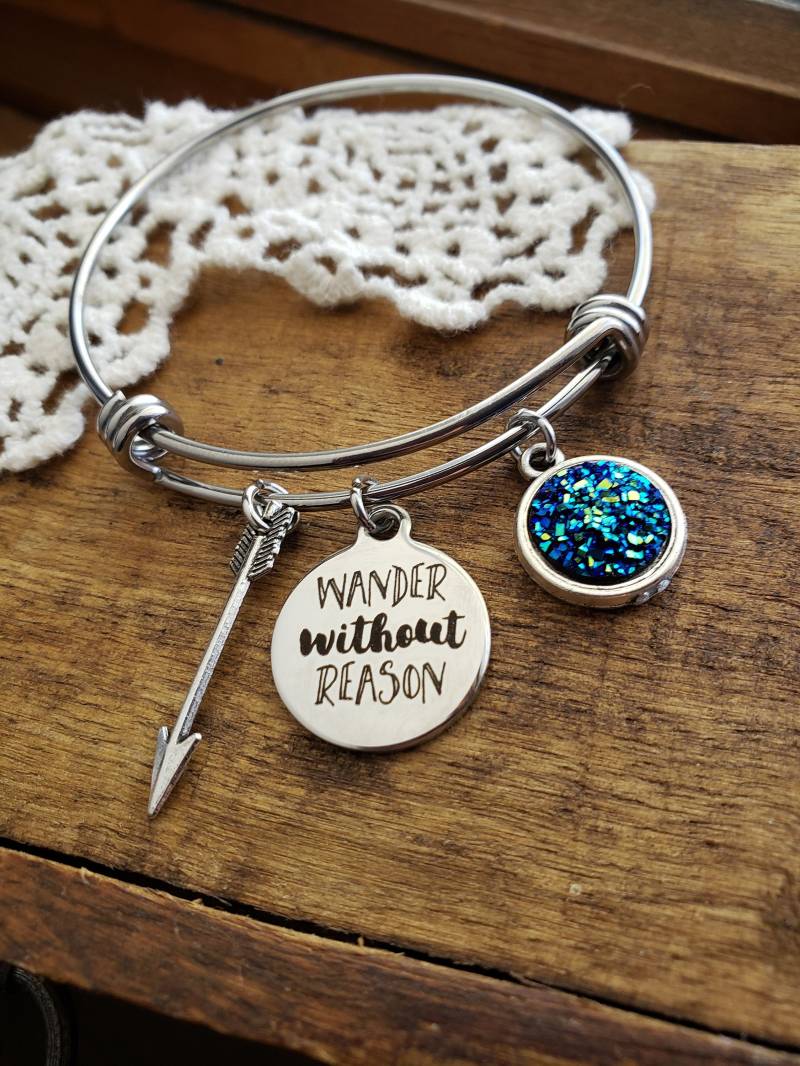 Wanderlust Geschenk, Geschenk Für Reisende, Wander Ohne Grund Bettelarmband, Pfeil Armband, Boho Schmuck, Bettelarmband Mit Zitat, Freundin von LuxedesignsbySarah
