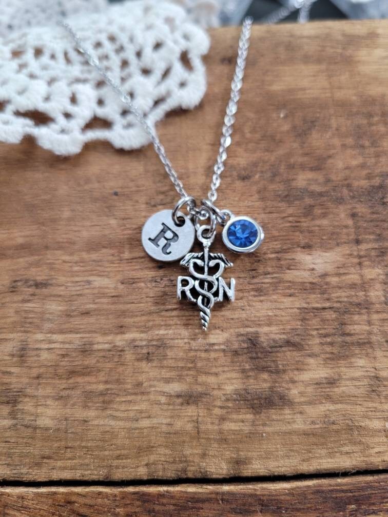 stillgeschenke, Geschenk Für Rn, Rn Geschenke, Personalisierte Halskette, Krankenschwester Charm Geburtsstein Silber Initial Cadecus von LuxedesignsbySarah