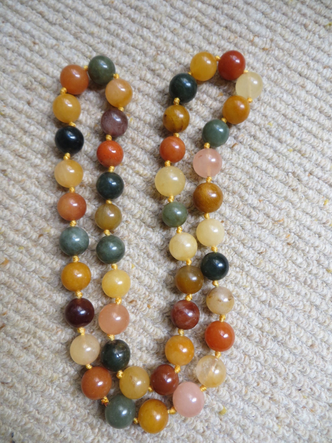 Lange Handgemachte Quarz-Kette/10mm Rund Biege, Orange, Creme, Grün, Herbstlich, 22 cm Lang/10mm Rund, Bunt Lange Handgemachte Quarz-Kette/10mm Rund Biege, Orange, Creme, Grün, Herbstlich, 22 cm Lang/10mm Rund, Bunt von Luxegoods4sale
