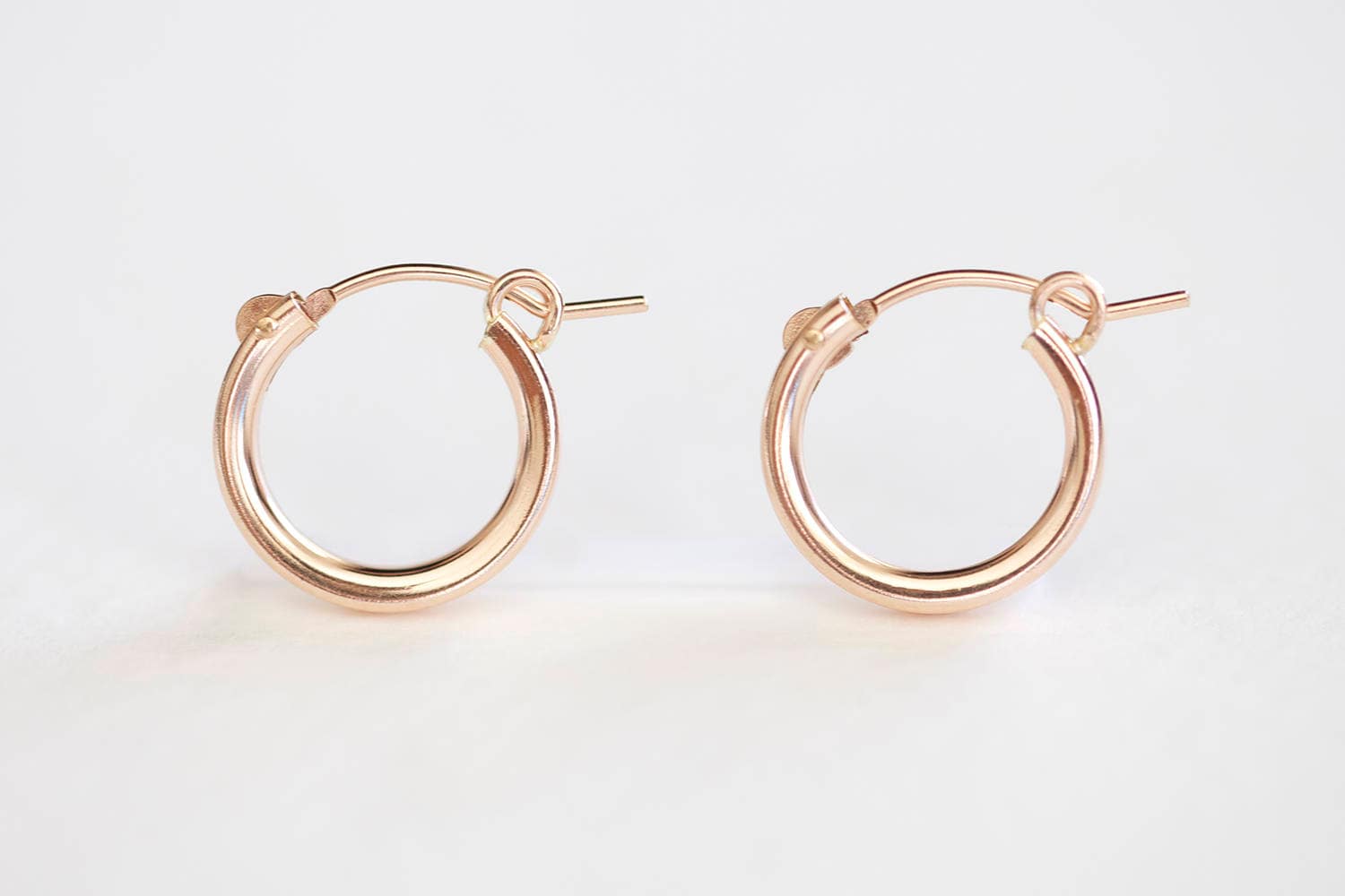 14 K Rose Gold Gefüllt Scharnier Creolen 15 Mm X 2 Rohr - Bereit Zu Tragen, Stück, Rotgold, 1Paar Gf 21 Ga Reifen, Ohrhaken, Kreise 14 K Rose Gold Gefüllt Scharnier Creolen 15 Mm X 2 Rohr - Bereit Zu Tragen, Stück, Rotgold, 1Paar Gf 21 Ga Reifen, Ohrhaken, Kreise von Luxem