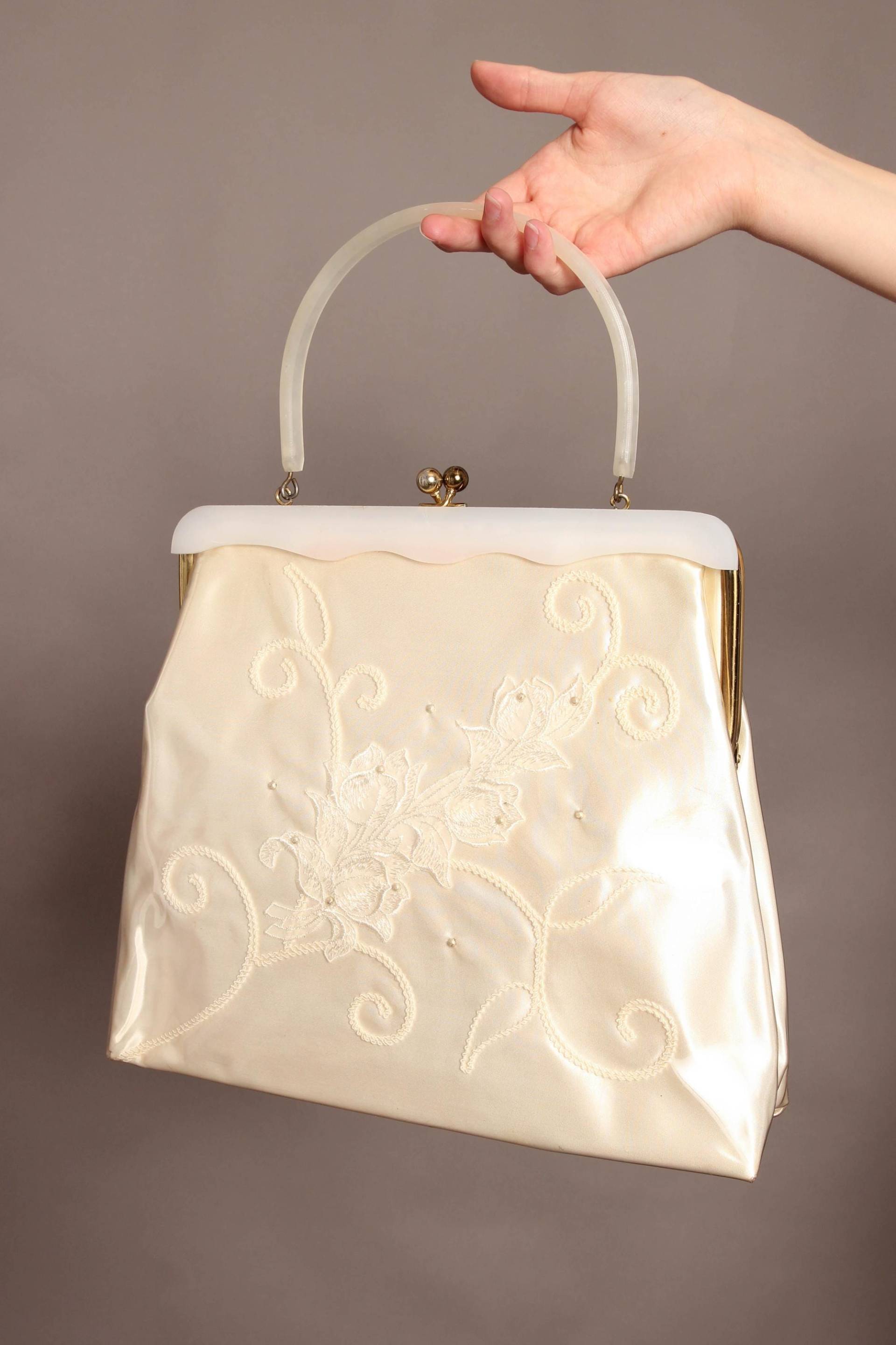 1950Er Jahre Creme Blumen Mid Century Handtasche Lucite Henkel, Plastikbezogener Geldbeutel von LuxieVintage