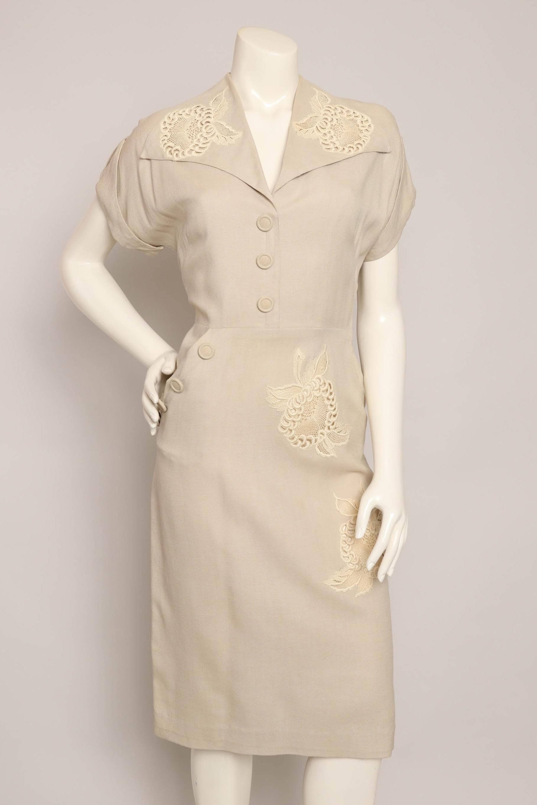 1950Er Jahre Kleid Mit Spitzenapplikationen Reich Originals, Größe Xs/S von LuxieVintage