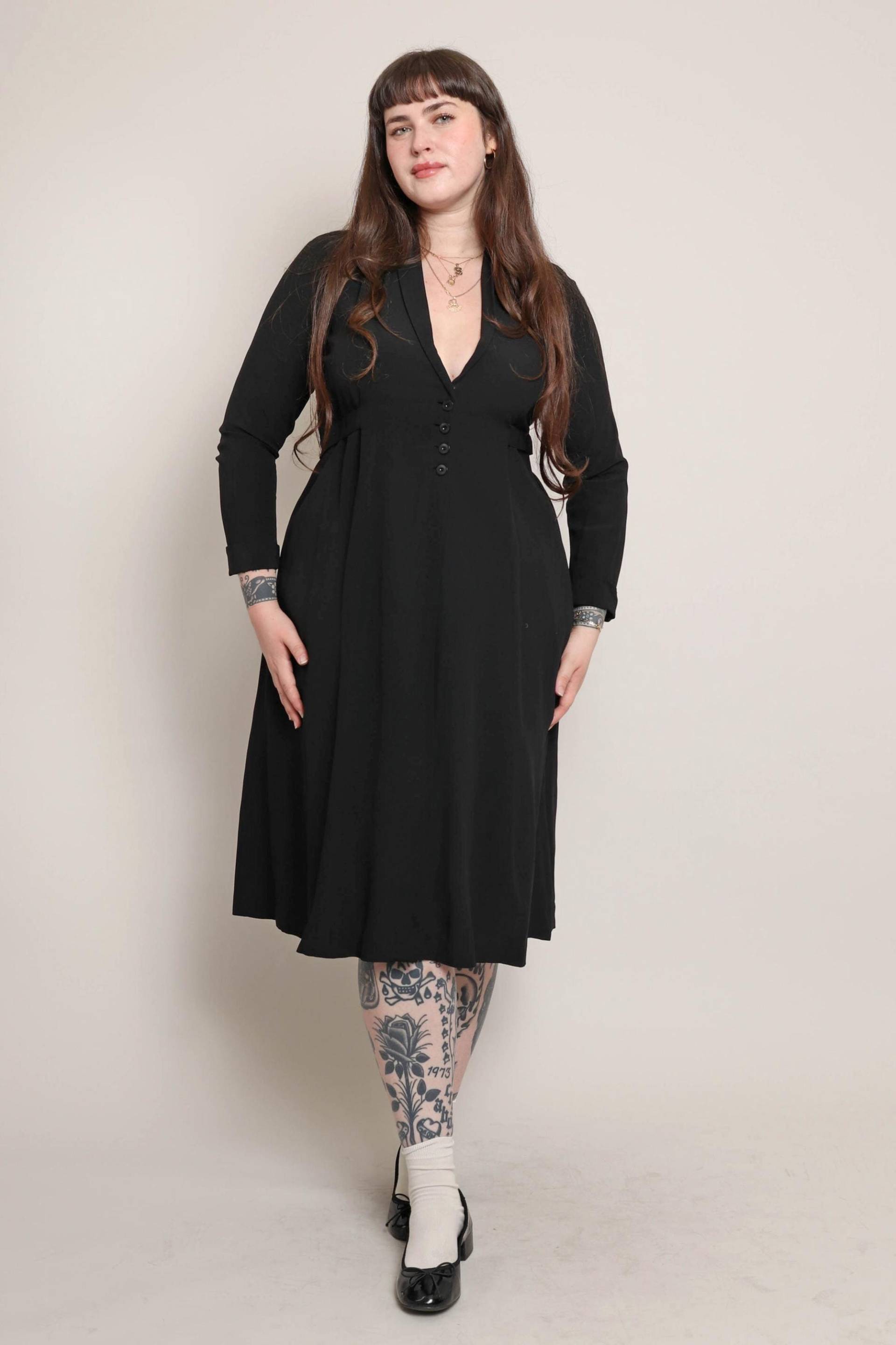 1940Er Jahre Schwarzes Rayon Duster Kleid Rock Mit Offenem Rock, Größe Xl 1940Er Jahre Schwarzes Rayon Duster Kleid Rock Mit Offenem Rock, Größe Xl von LuxieVintage