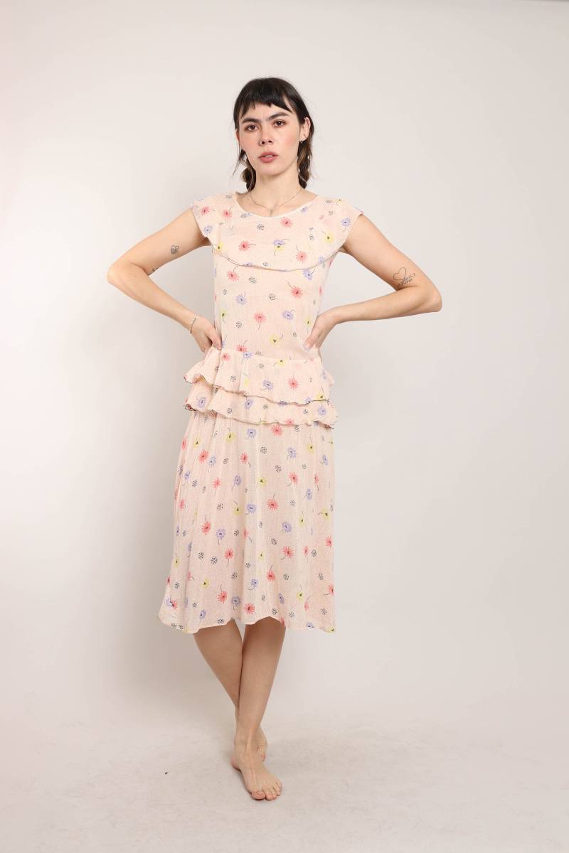 1940S Geblümtes Baumwoll-Kleid Pfirsichfarbener Flatter-Schößchen-Rock, Größe Xs/Xxs 1940S Geblümtes Baumwoll-Kleid Pfirsichfarbener Flatter-Schößchen-Rock, Größe Xs/Xxs von LuxieVintage
