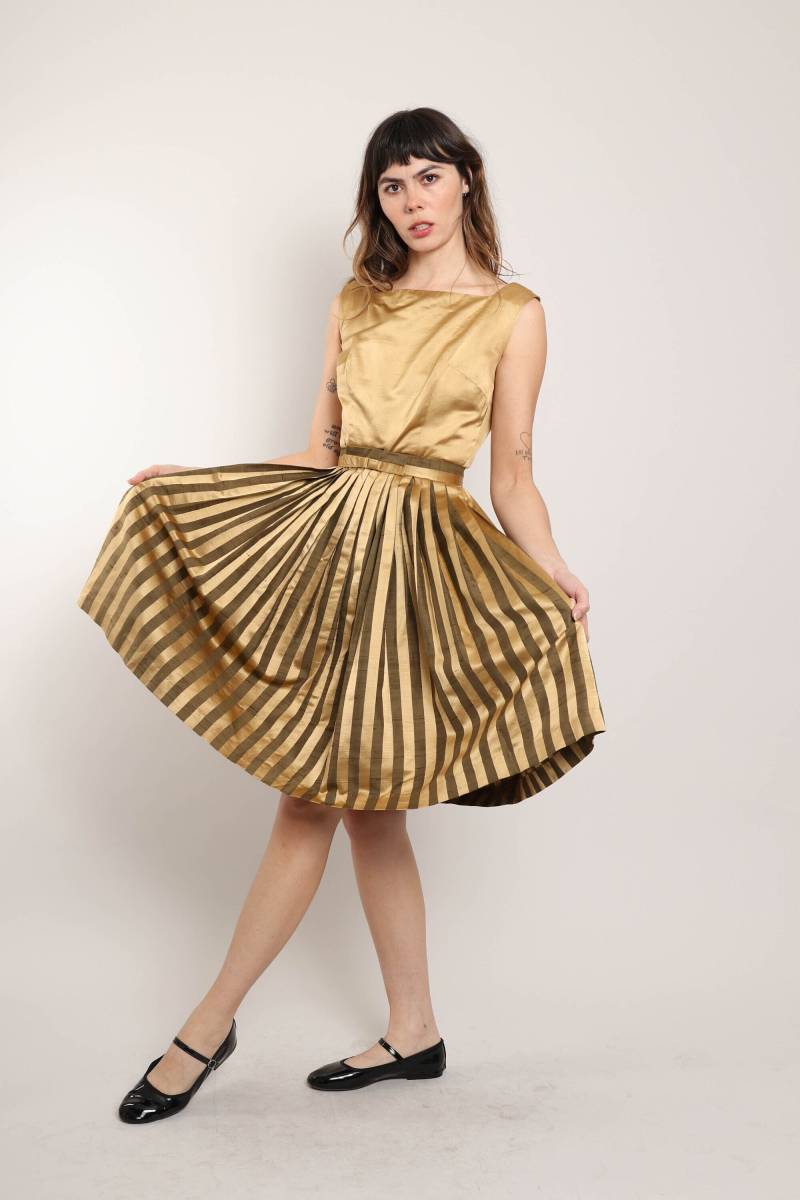 1950S Seiden Plissee Kleid Dynasty Hong Kong Gold, Passender Gürtel, Größe Xs/S von LuxieVintage