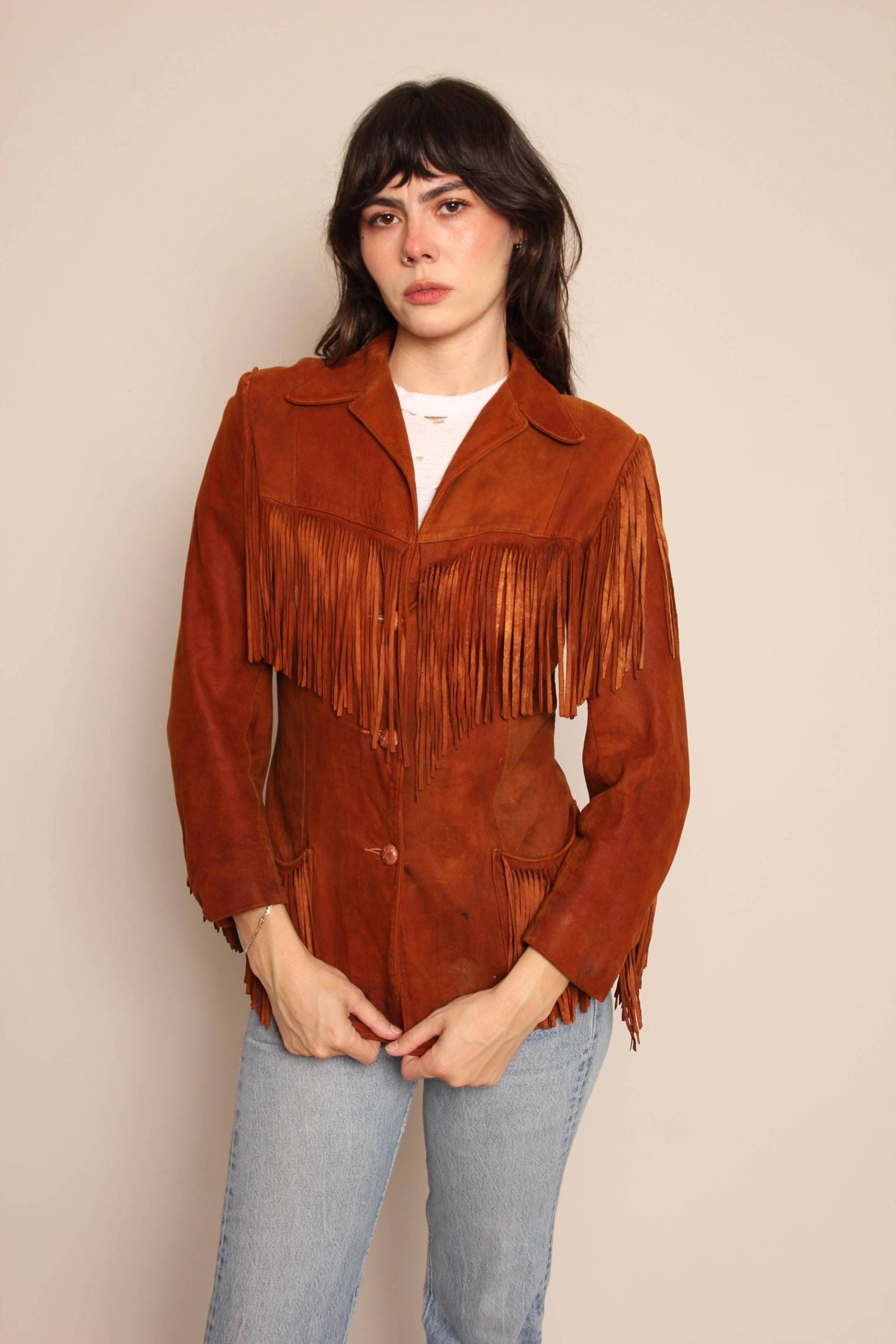 50Er Jahre Wildleder Fransen Westernjacke Brauner Leder-Anhänger, Größe Xs S von LuxieVintage