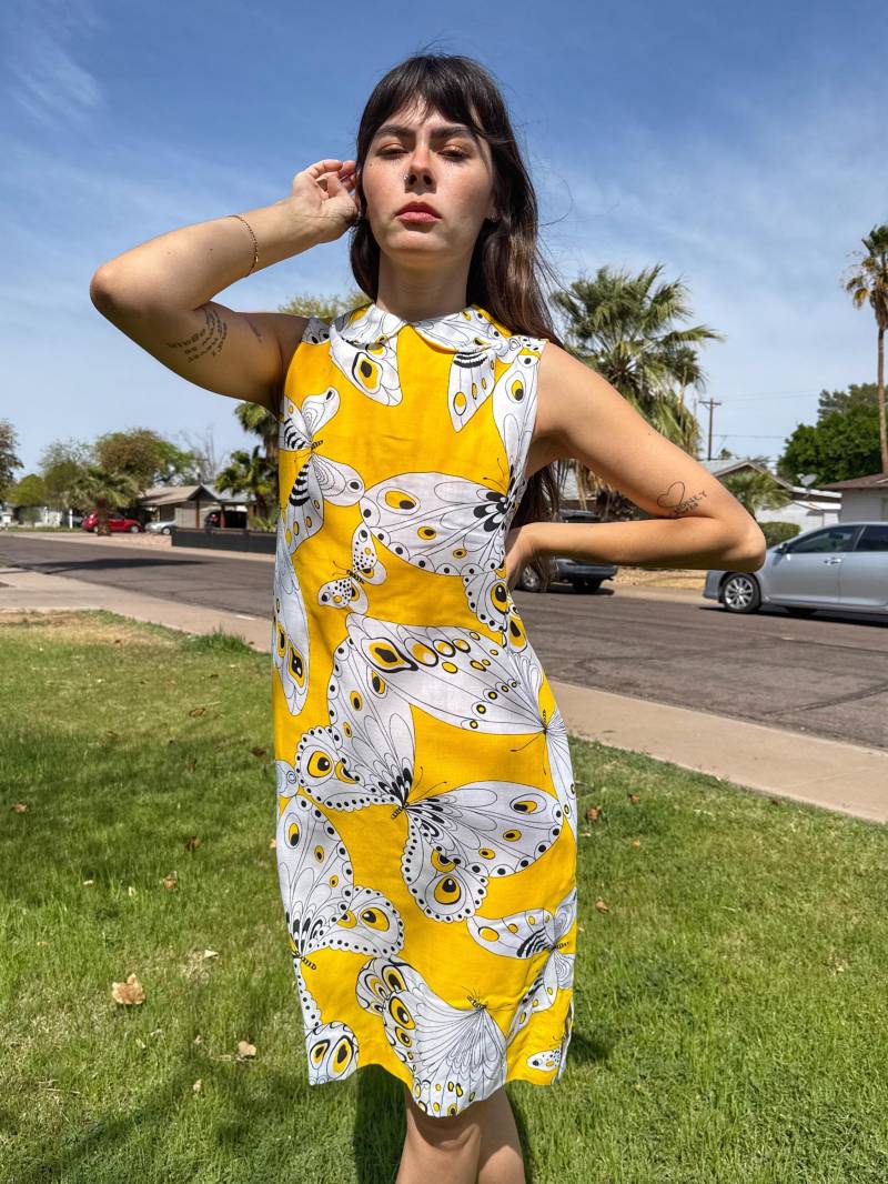 60S Butterfly Print Dress S/1960S Gelbes Schmetterlingskleid Bubikragenkleid Neuheit Printkleid Ärmelloses Etuikleid Klein 70S von LuxieVintage