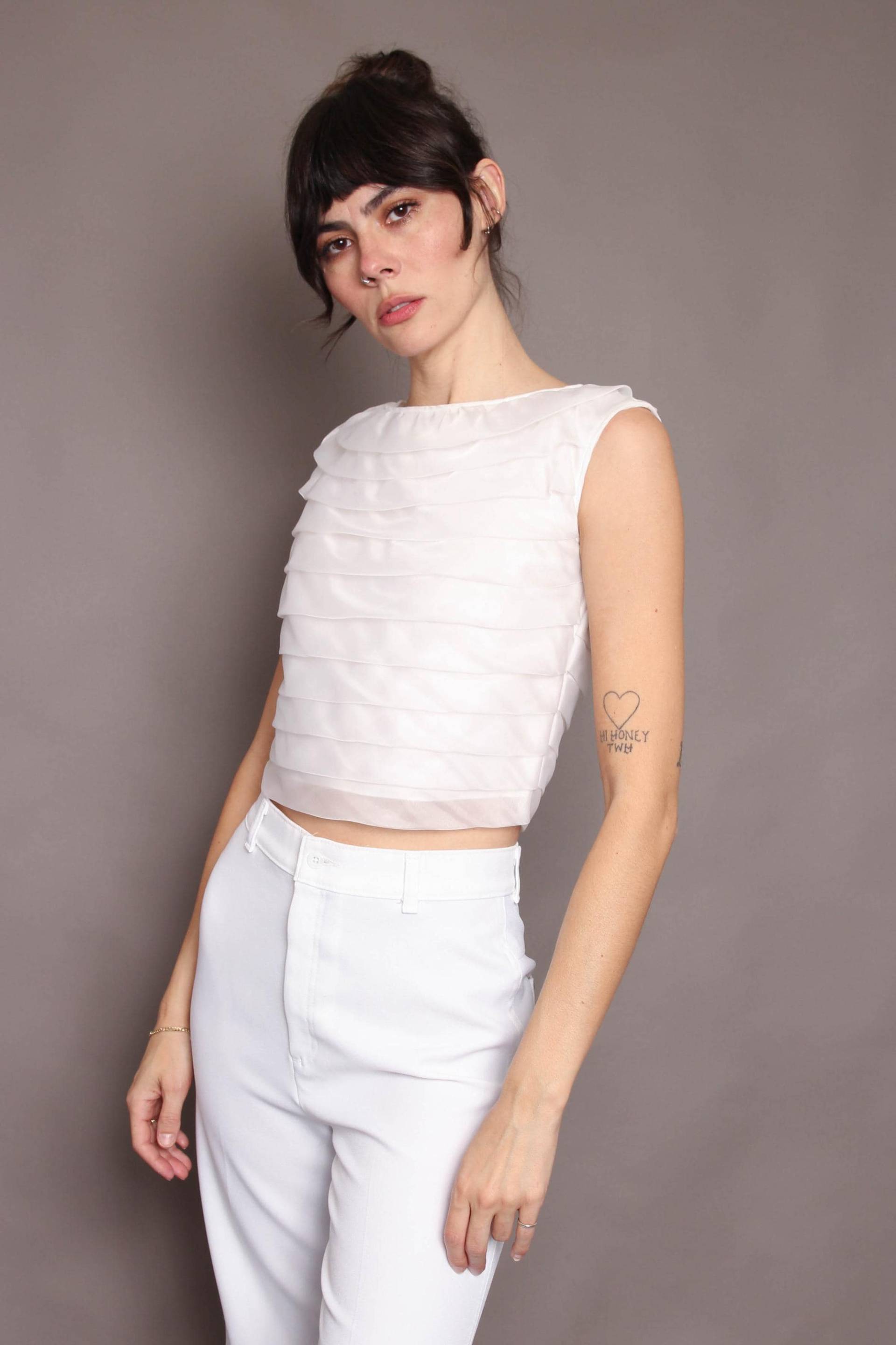 60S Gestufte Chiffon-Bluse Ärmelloses Weißes Tank Top, Fashioned By Gregory, Größe Xs/S von LuxieVintage