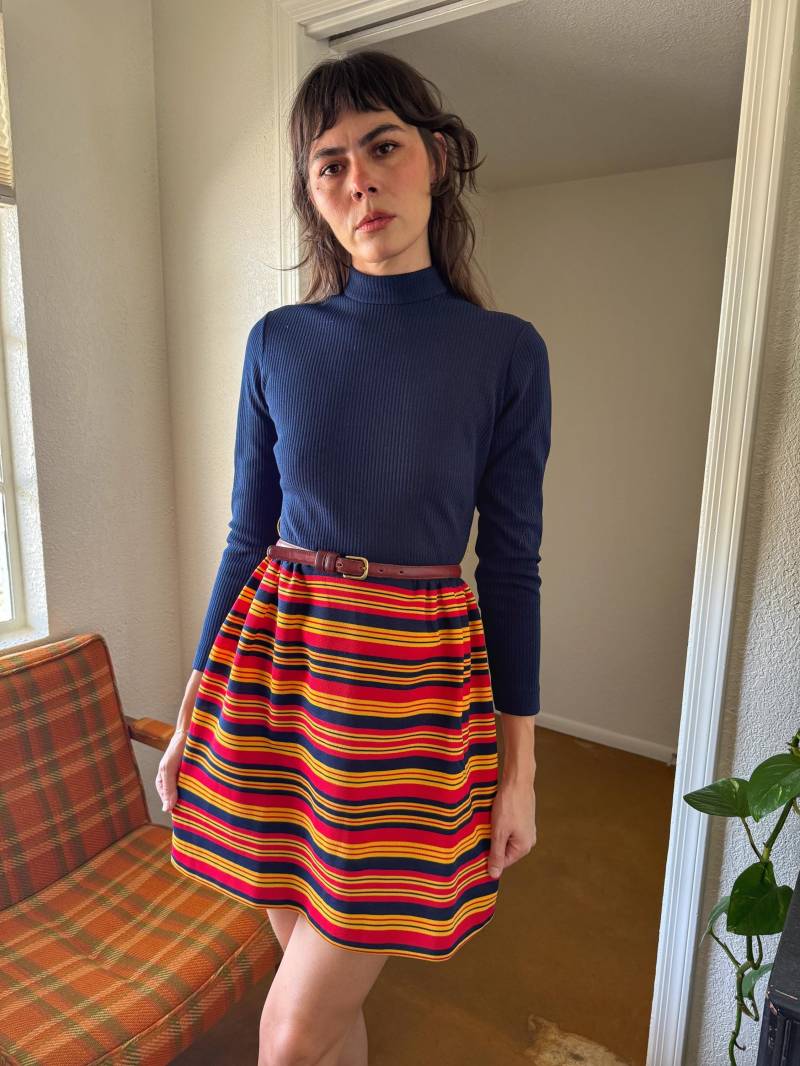 60S Mock Neck Collar Mod Dress Vintagejonaton Logan Gestreiftes Strick Polyester Kleid, Größe S von LuxieVintage