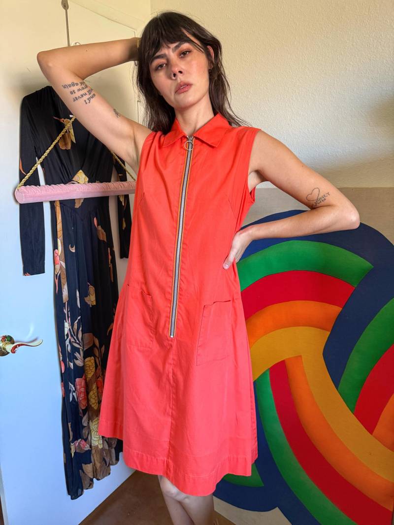 60S Orange O-Ring Kleid Vintage Ärmelloses Midi Kleid Mit Front Reißverschluss, Größe 38 von LuxieVintage