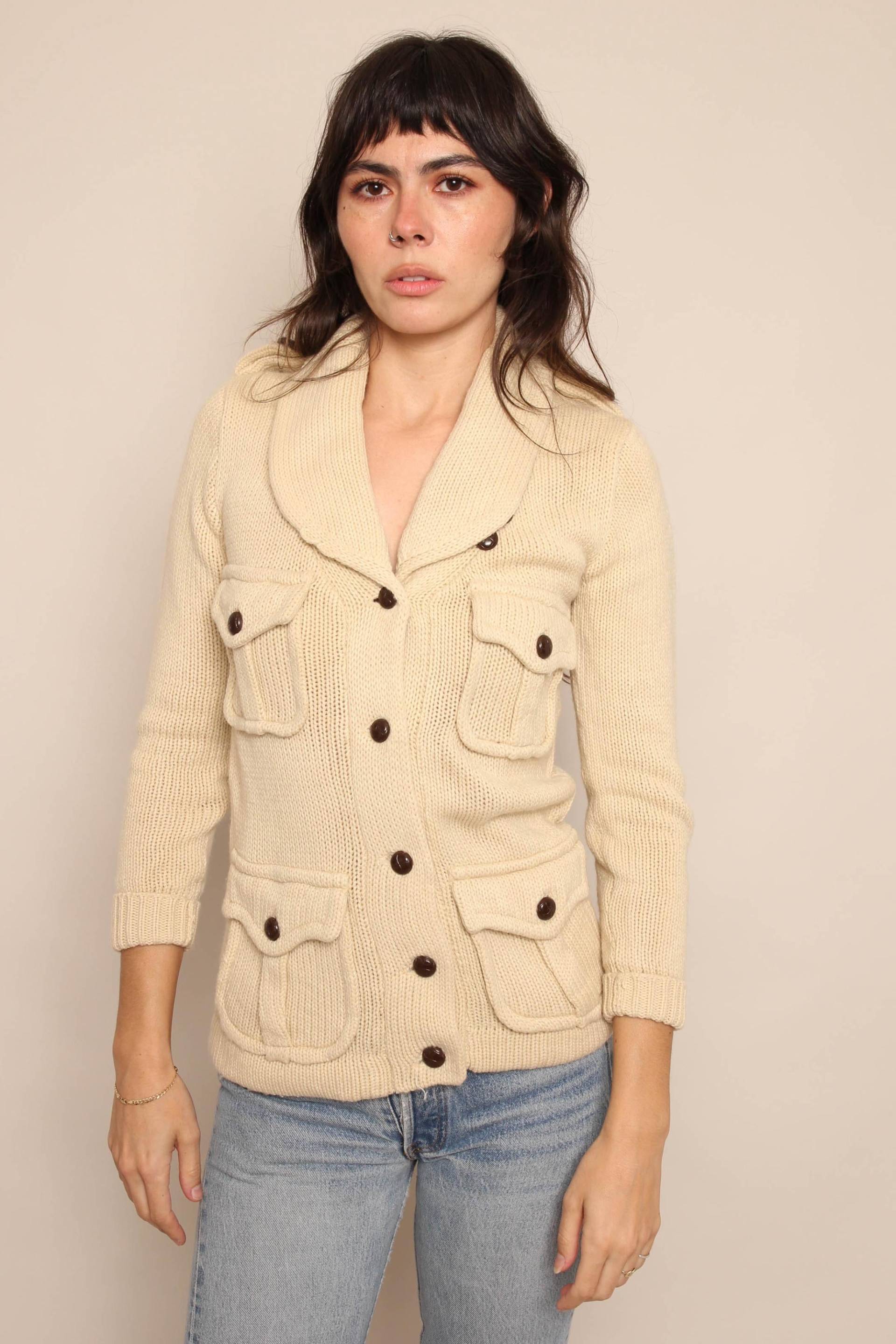 70Er Jahre Huck-A-Poo Cremefarbene Strickjacke Vintage Deadstock Akzent Cargo Taschen-Pullover, Größe Xs/S von LuxieVintage