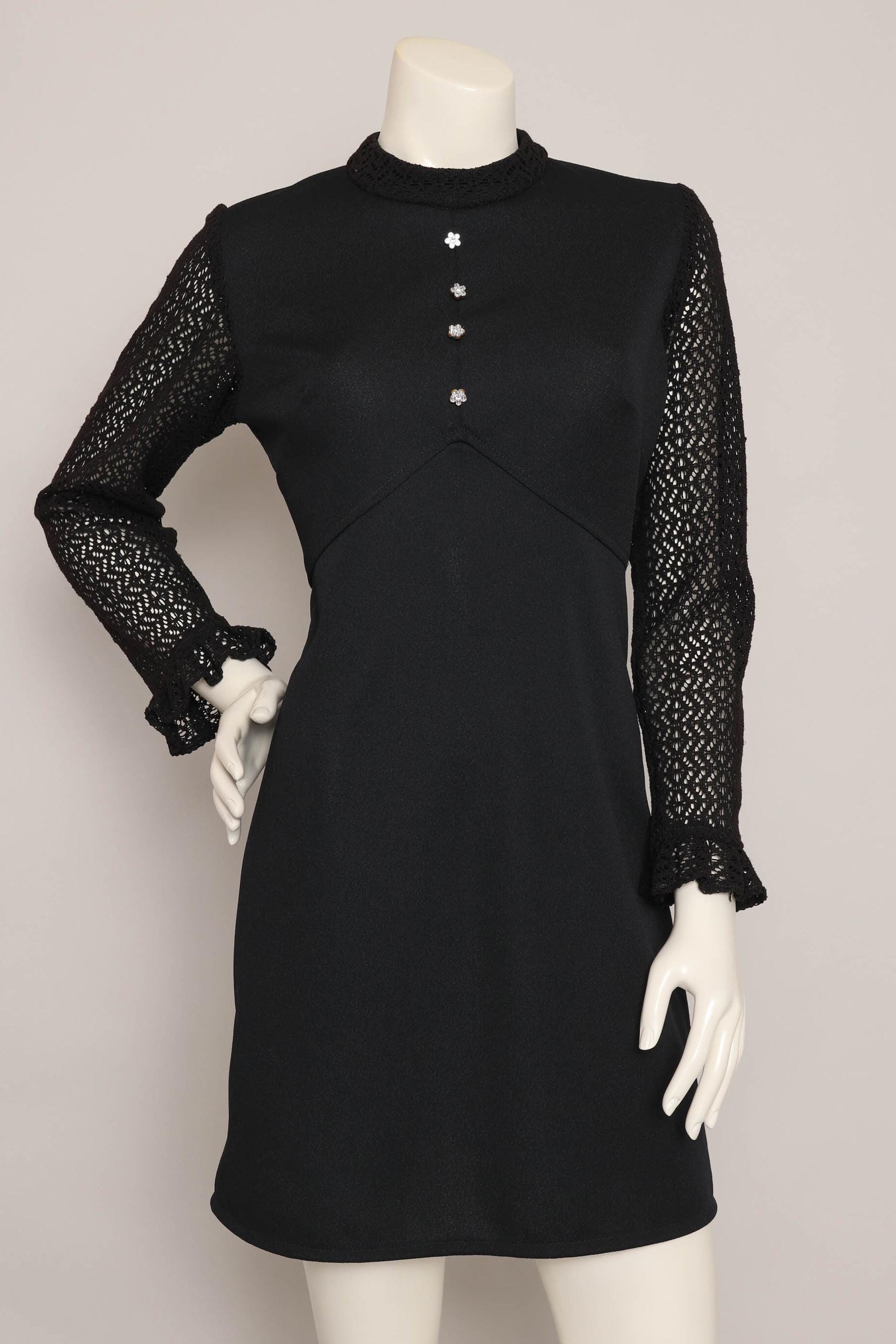 70Er Jahre Mod Mini Kleid Schwarze Durchsichtige Häkelspitze Ärmel, Strassknöpfe, Gr. M von LuxieVintage