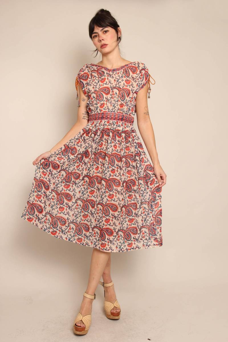 70Er Jahre Paisley Gaze Baumwolle Kleid Boho Indien Midi Mit Glöckchen, Grösse S/M von LuxieVintage