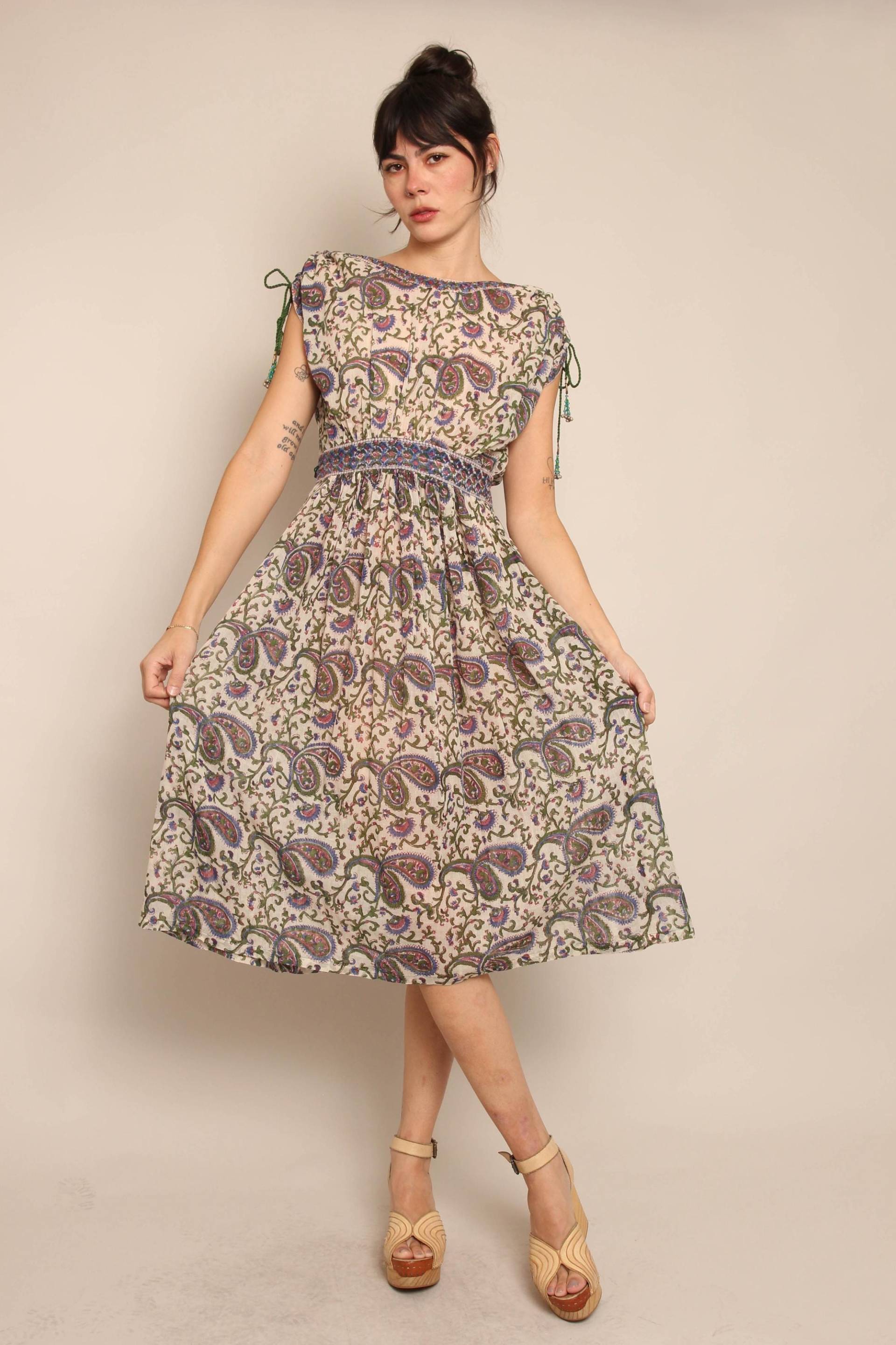 70Er Jahre Paisley Gaze Baumwolle Kleid Boho Indien Midi Mit Glöckchen, Grösse S/M von LuxieVintage