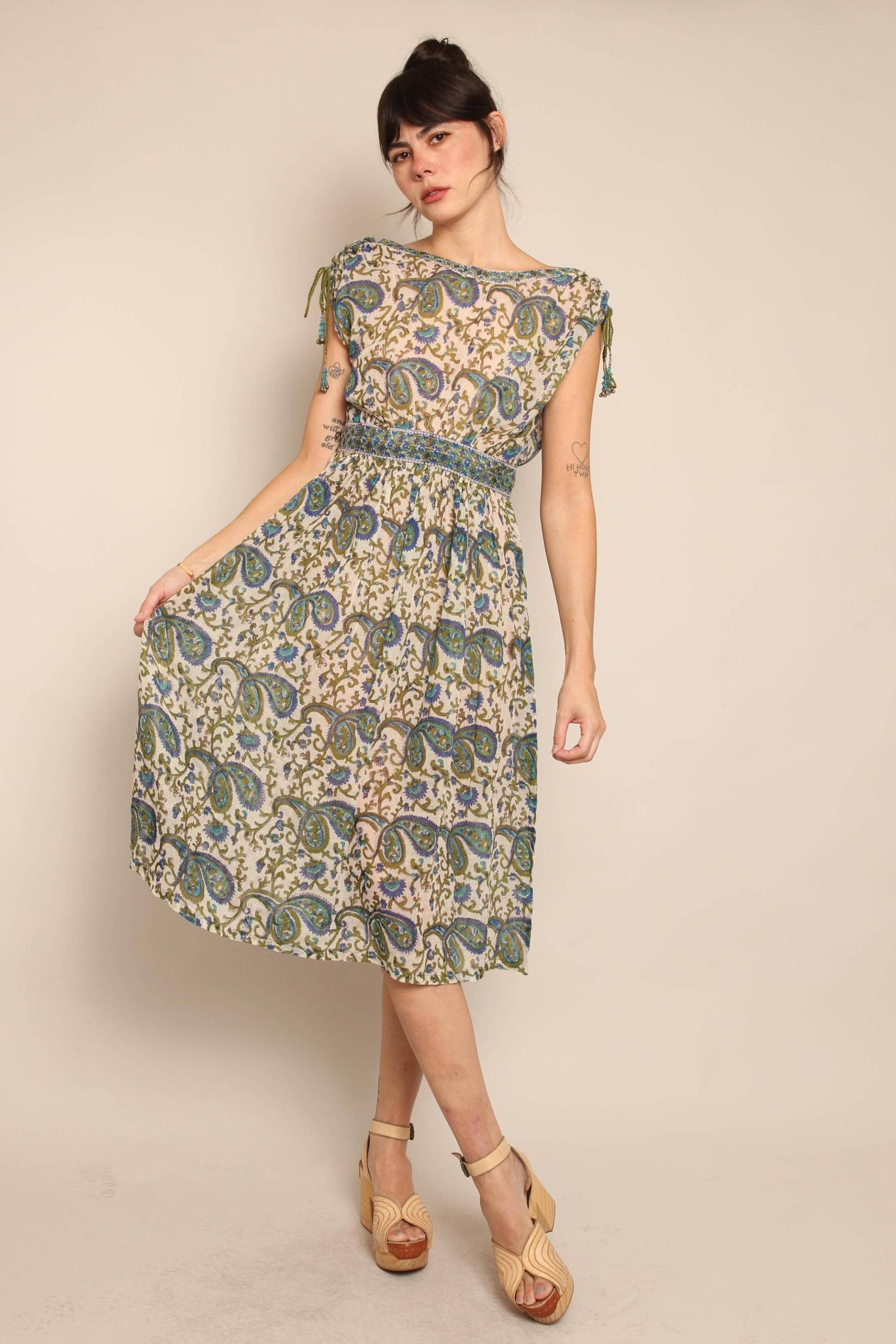 70Er Jahre Paisley Gaze Baumwolle Kleid Boho Indien Midi Mit Glöckchen von LuxieVintage