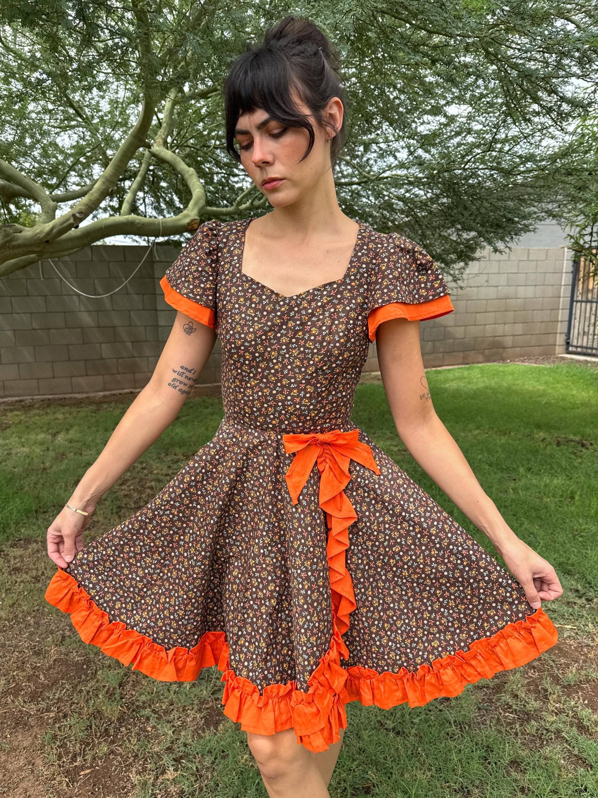 70Er Jahre Pumpkin Patch Kleid Vintage Orange Braun Fit & Flare Kleid Mit Flatterärmeln, Gr. S von LuxieVintage