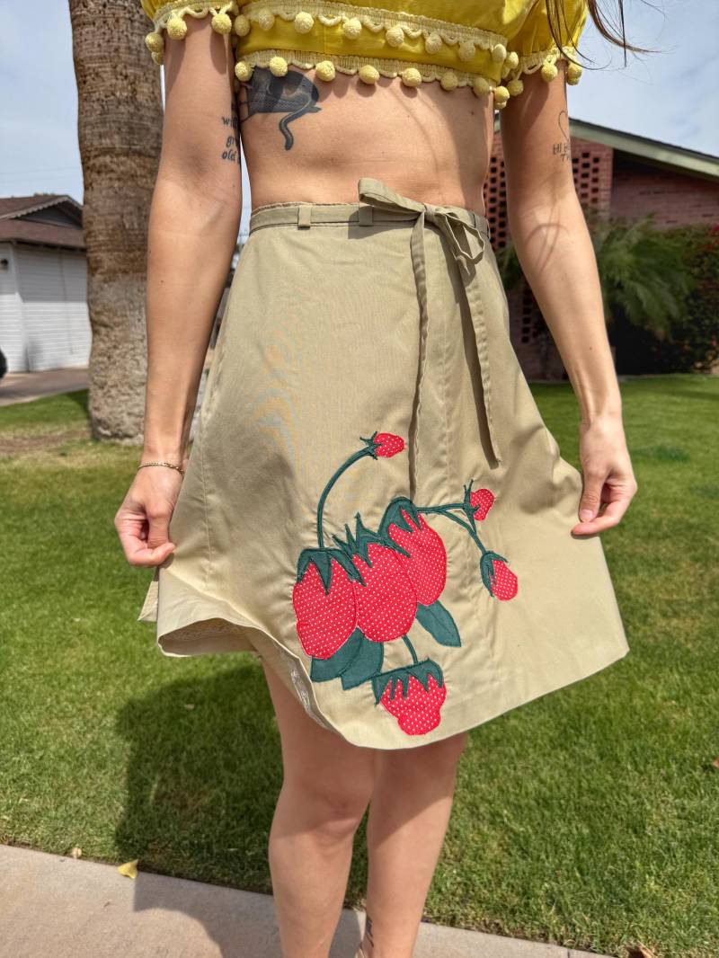 70Er Jahre Wickelrock Mit Erdbeer-Applikation Vintage Hippie Midi, Größe Xs/S von LuxieVintage