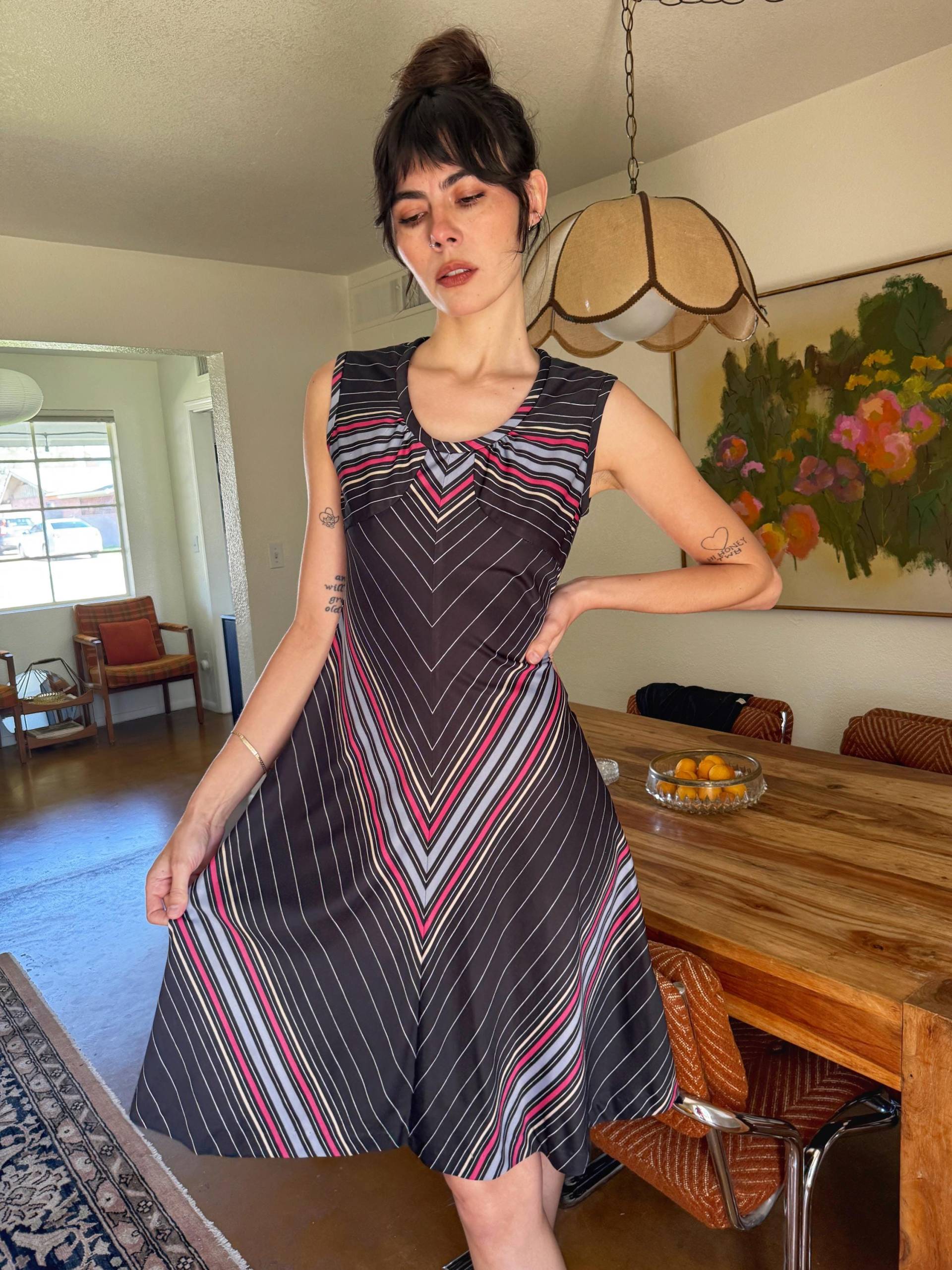 70Er Kleid Mit Chevron Streifen Regenbogen Zick Zack A-Linie Midi, Größe S von LuxieVintage