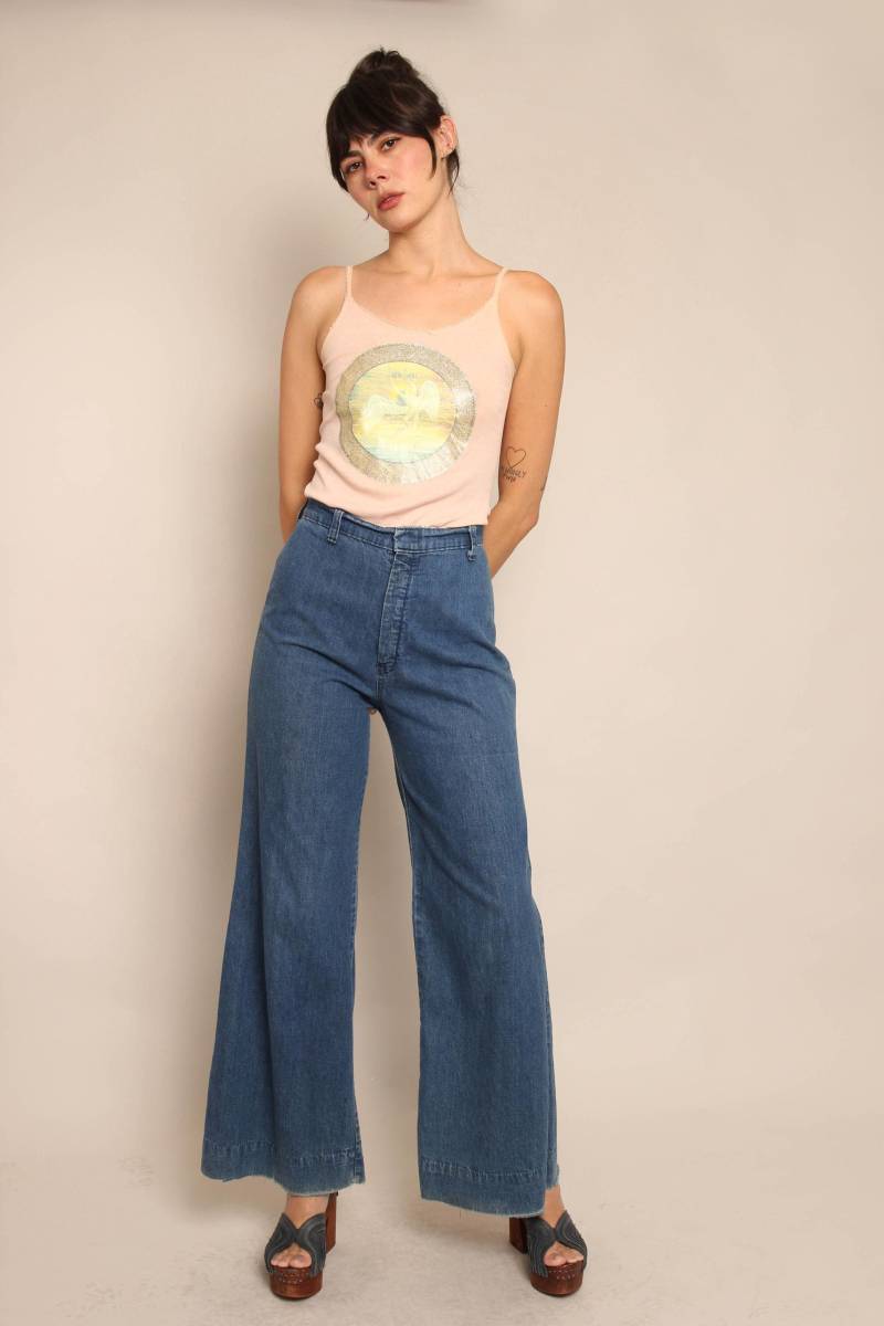 70S High Rise Bell-Bottom-Jeans Denim Mit Weitem Bein, 27/28 Taille 70S High Rise Bell-Bottom-Jeans Denim Mit Weitem Bein, 27/28 Taille von LuxieVintage